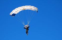 开云体育官方网站-F1新赛季揭幕战之夜，本泽马如何以跨界存在感点燃赛场内外