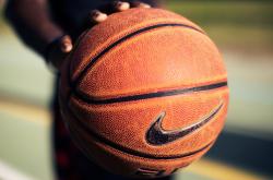 开云官网-赛道上的双重奏，威廉姆斯鏖战梅赛德斯，佩雷兹统治全场