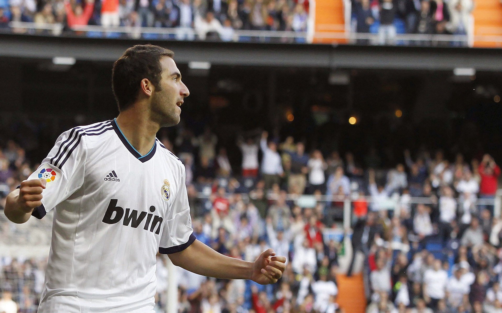 门迪连续得分拉开差距，哥伦比亚完胜曼联